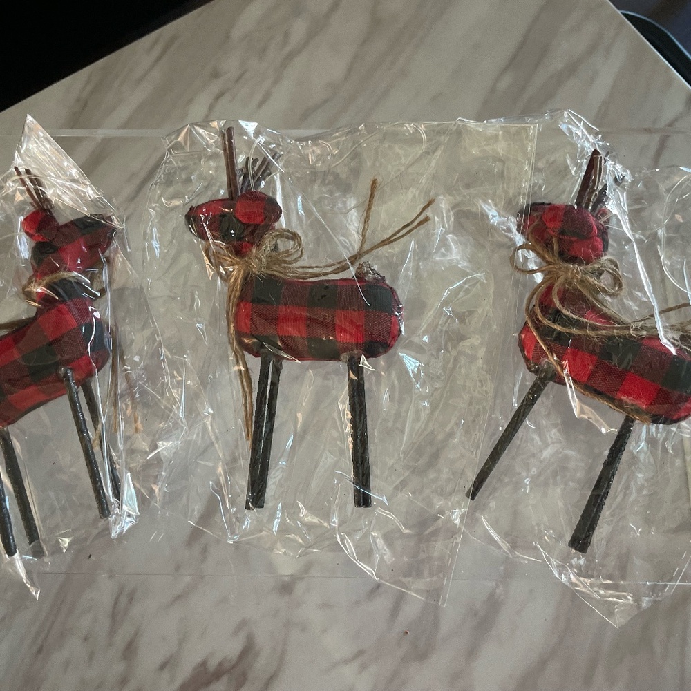 3 RED AND BLK BUFFALO PLAIN MINI DEER XMAS ORNAMENTS NEW